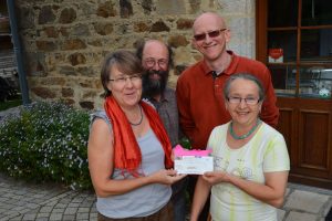 Remise d'un chèque pour l'association par Elisabeth Meignan.